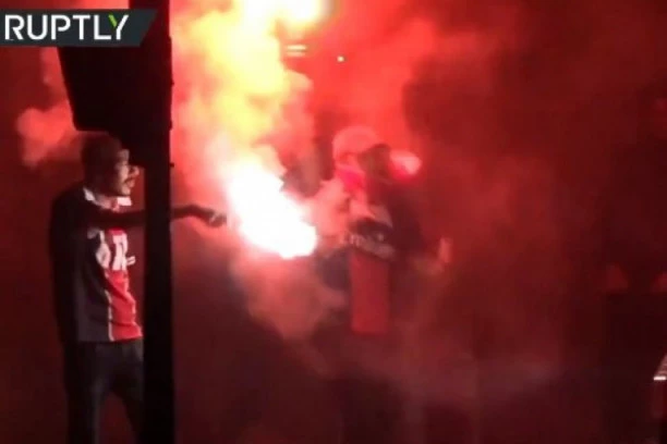 (VIDEO) RAZMAŽENA BAGRA: Navijači PSŽ-a DEMOLIRALI Pariz posle poraza od Bajerna! Staklene flaše i baklje dominirale u HAOSU