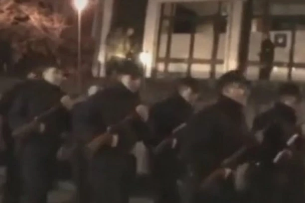 (VIDEO) A NA GRBU ČETIRI SLOVA... Pogledajte spektakularnu koračnicu srpske Žandarmerije!