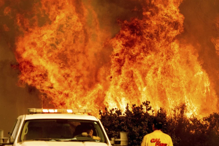 PRIZORI KAO IZ PAKLA! Jezivi požari u Kanadi posle rekordnih temperatura: CEO GRAD U PLAMENU! (FOTO, VIDEO)