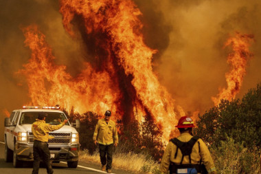 (VIDEO) MUKAMA NIKAD KRAJA! Pakleni požari u Kaliforniji ponovo divljaju: Evakuisano 7.000 ljudi!