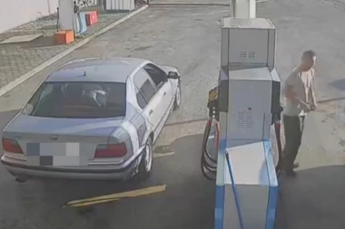 (UZNEMIRUJUĆI SNIMAK) Trenutak sudara motocikla i automobila u Nišu: Motor otišao u paramparčad