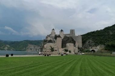 Golubac najposećenija turistička destinacija za vreme korone: Tvrđavu posetilo preko 100.000 ljudi