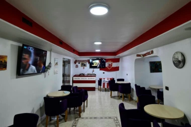 (FOTO) ZVEZDAŠKI KUTAK USRED TIRANE: Ovde će se večeras glasno navijati za šampiona Srbije