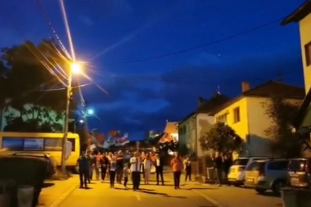 (VIDEO) Pljevlja ne miruje! Večeras poručili "ne damo svetinje"