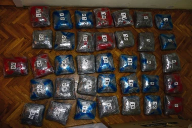 Kada su policajci kod Odžaka otvorili gepek vozila usledio je ŠOK! Brdo droge bilo je spakovano u paketiće