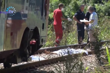 (VIDEO) JEZIVA NESREĆA U LAJKOVCU: Devojka šetala prugom, voz udario DIREKTNO U NJU!