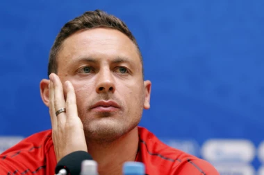 NEMANJA MATIĆ NAJAVIO NEŠTO VELIKO: Nekadašnji srpski reprezentativac na stadion stigao biciklom i slikao se sa dresom crveno-belih boja! (FOTO)