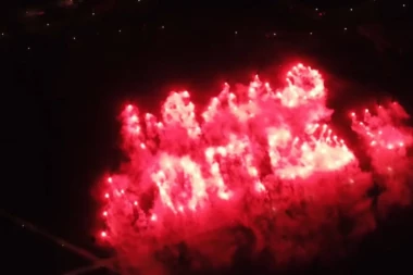 (VIDEO) Spektakularna podrška Srbima u Crnoj Gori: Sa Ušća "obojenog" bakljama poslata snažna poruka