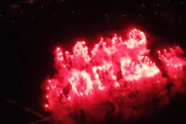 (VIDEO) Spektakularna podrška Srbima u Crnoj Gori: Sa Ušća "obojenog" bakljama poslata snažna poruka