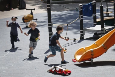 SVE RADE ZA LAJK! Deca zaluđena novim TikTok izazovima, rizikuju i svoje i tuđe živote!