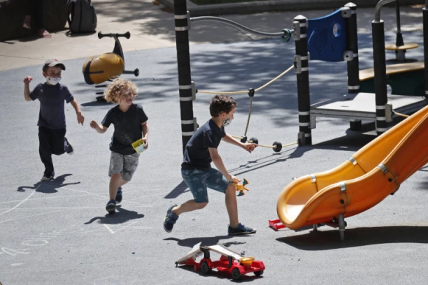 SVE RADE ZA LAJK! Deca zaluđena novim TikTok izazovima, rizikuju i svoje i tuđe živote!