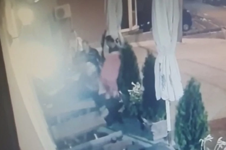 (VIDEO) DRAMA NA PALILULI: Muškarac izvadio pištolj u kafani i viknuo "ko je dirao moju ženu", onda je usledio haos
