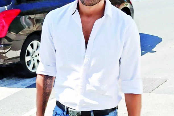 (FOTO) SVI ZNAJU KAKAV FRAJER JE KENAN: Isplivala nikada viđena slika jednog od najatraktivnijih zadrugara, DA LI GA PREPOZNAJETE?