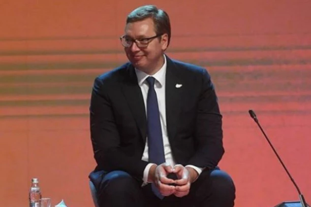 (FOTO) VUČIĆ DOBIO NEOBIČAN POKLON: Nikad ne biste pogodili šta je u pitanju!