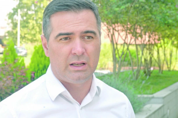 BAHATI PREDSEDNIK OPŠTINE OPELJEŠIO MEŠTANE VRNJAČKE BANJE: Od njihovih para izgradio sebi most do kuće