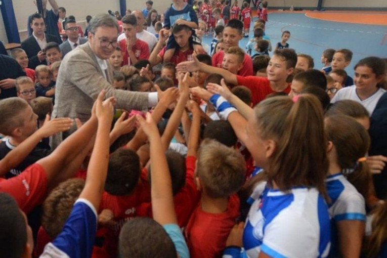 Predsednik Srbije čestitao deci polazak u školu i poželeo im puno uspeha