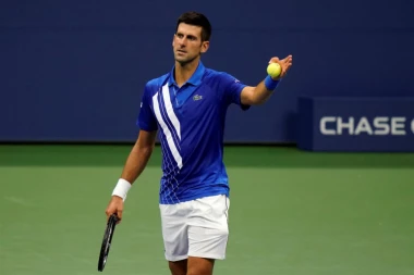 (VIDEO) U TOPLESU PODRŽAVA NOLETA: Đoković u ŠOKU! Tribine protiv Edmunda NISU prazne