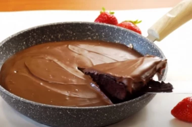 (RECEPT) IDEALNO! Čokoladni kolač IZ TIGANJA, gotov za 10 minuta!
