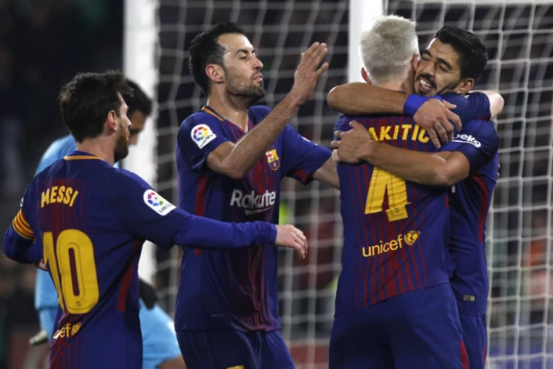 DIVLJAŠTVO: Hrvat imao sreće, flaša mu je proletela za dlaku pored glave (VIDEO)