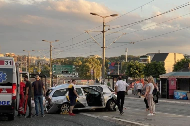 (FOTO) Strašan sudar kod "Franša": Povređene dve osobe, automobil se zgužvao kao harmonika