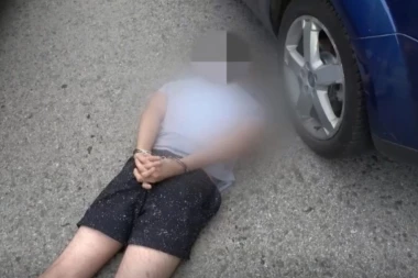 (VIDEO) SPEKTAKULARNA AKCIJA POLICIJE: Beogradski dileri pohapšeni dok su bili u gaćama