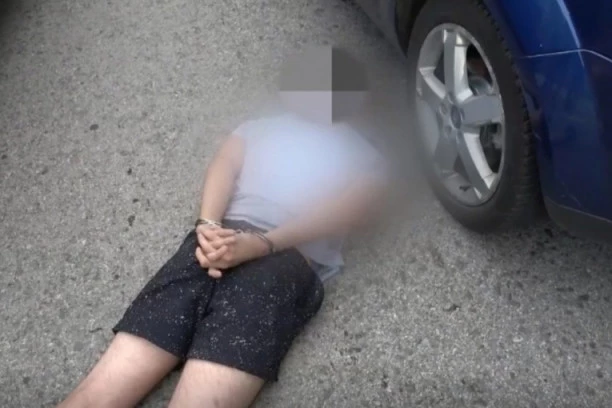 (VIDEO) SPEKTAKULARNA AKCIJA POLICIJE: Beogradski dileri pohapšeni dok su bili u gaćama