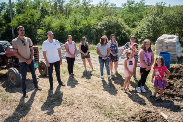 (VIDEO) Marko Kešelj i Srbi za Srbe položili kamen temeljac! Tasići sa ćerkama ostaju na svom vekovnom ognjištu na Kosovu