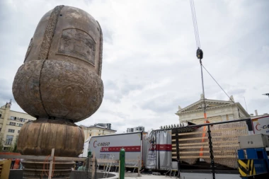 (FOTO, VIDEO) ISTORIJSKI TRENUTAK! Počela druga faza postavljanja spomenika Stefanu Nemanji: Unikatni mozaici unutar postamenta!