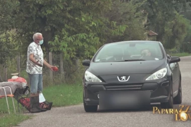 Estrada grca, folker zarađuje: Era prodaje paradajz 30 dinara po kilogramu!