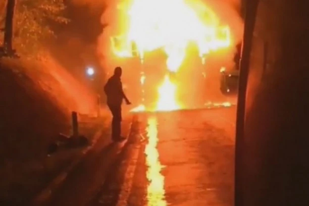 POŽAR KOD KRUŠEVCA: Gorela štala, muškarac ZADOBIO OPEKOTINE u pokušaju da ugasi vatru!