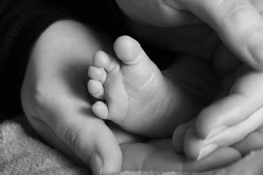 (FOTO) OVO PREVAZILAZI SVE GRANICE DOBROG UKUSA: Roditelji bebi uradili nadogradnju noktiju!
