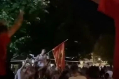 (VIDEO) NEZAPAMĆENA BRUKA I SRAMOTA! Pogledajte kako se Milogorci na Cetinju vesele uz Tompsonovu pesmu!