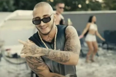 (VIDEO) VUK MOB NAPLJUVAO OSTALE ESTRADNJAKE DA SU PUKLI pa onda otkrio koja mu vrtoglava suma leže svakog meseca na račun - JA NE MORAM DA RADIM!