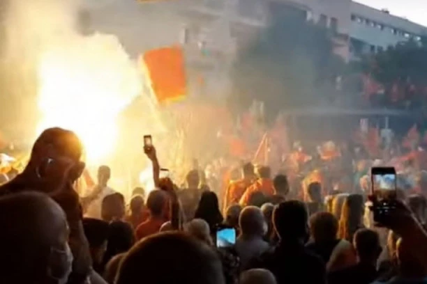 (VIDEO) "Milo baci bombu", "Ovi su tvoji", "Risto Sotono": Uz Tompsona, ustaške pesme i vređanje održan "patriotski skup" u Podgorici