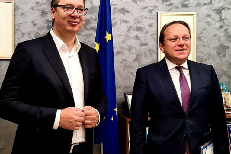 (FOTO)  Vučić se sastao u Briselu sa komesarom Varhejijem