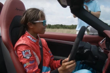 (VIDEO) IMPRESIVNO! Oborila svetski rekord kao od šale: Ova tinejdžerka (16) vozi Porše brže i spretnije od svih!