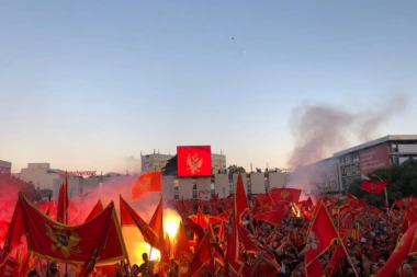 MILOGORCI DIŽU USTANAK PROTIV SPC! Okupljaju se ispred Skupštine, PROTEST PROTIV SRBA!