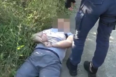 (VIDEO) SNIMAK FILMSKOG HAPŠENJA DILERA: Policija ga izvela iz taksija, prtljažnik pun droge!