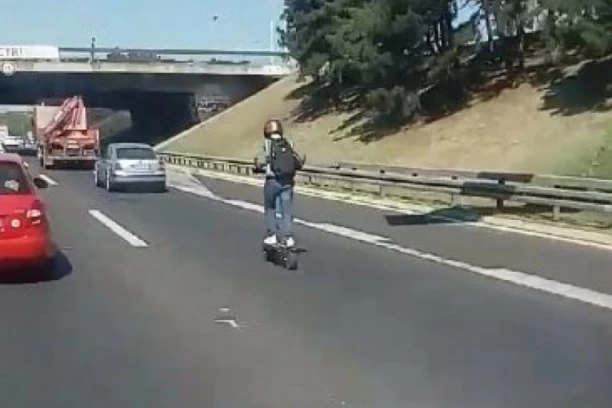 (VIDEO) PLENI SRPSKIM DRUMOVIMA: Na sred beogradske deonice autoputa ELEKTRIČNI TROTINET, vozači u neverici