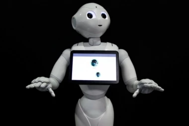 (FOTO) ČUDO TEHNOLOGIJE PROTIV KORONE: Napravljen robot koji podseća ljude da nose zaštitne maske