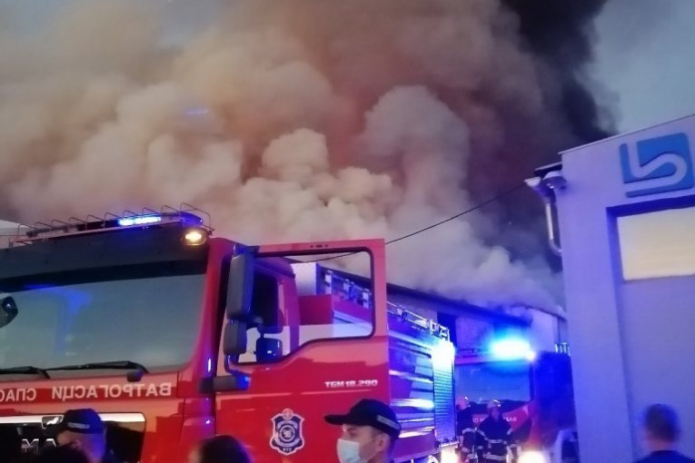 BUKTINJA NA AUTO-PUTU: Planula prikolica kod Novih Banovaca, na mesto požara poslata vatrogasna ekipa!