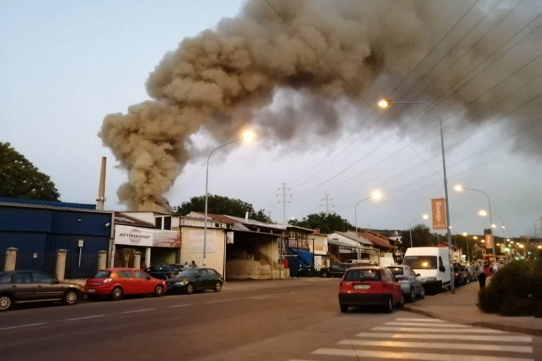 (FOTO, VIDEO) EKSPLODIRAO MAGACIN ZA RECIKLAŽU NA KARABURMI: Crni dim prekrio NEBO!