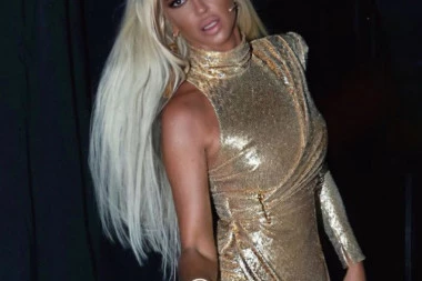 A POSLE PRIČA KAKO JE MEDIJI LINČUJU: Karleuša objavila fotke na kojima je GOLA! (FOTO)