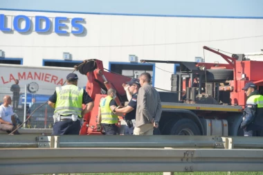 (FOTO) UŽASNE SCENE KOD SURČINA! Automobil uništen ispod kamiona, u sudaru poginula TRUDNICA