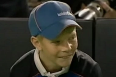 (FOTO) ŠVAJCARCU NEĆE BITI DOBRO: Javio se dečak koga je Federer pogodio lopticom u glavu i ostao nekažnjen - Đoković mu ovo neće zaboraviti!