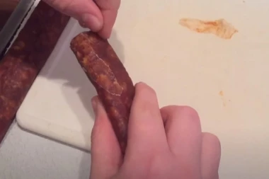 GENIJALAN TRIK: Oljuštite kobasicu u jednom potezu!