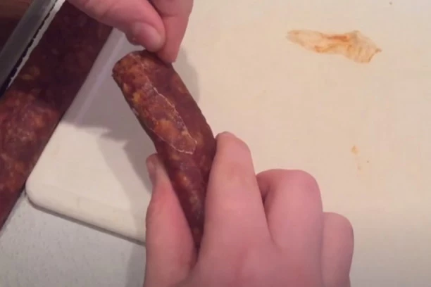 GENIJALAN TRIK: Oljuštite kobasicu u jednom potezu!