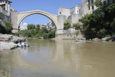 ZA DLAKU IZBEGNUTA TRAGEDIJA: Skakao sa Starog mosta u Mostaru - svi mi vikali da stane, ali je bilo prekasno (VIDEO)