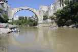KRENULI DA GA LINČUJU! Turista iznenada skočio sa starog mosta u Mostaru! Meštani izgubili glavu i nasrnuli na njega (VIDEO)