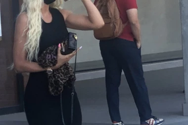 Pevačica krši kodekse oblačenja: Karleuša u Palati pravde U PAPUČAMA!